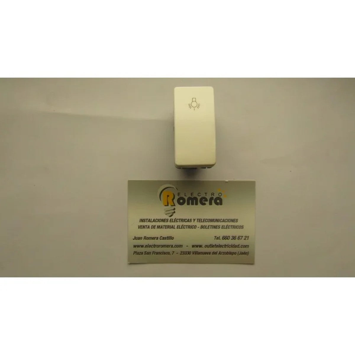Pulsador con símbolo de luz Niessen Stylo blanco alpino - referencia 21042BA