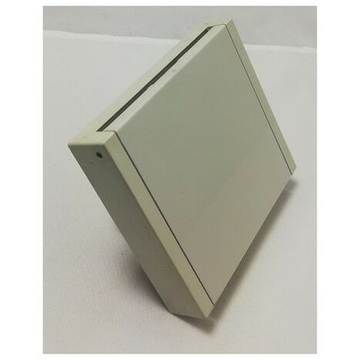 Base de enchufe empotrable Legrand 2P+T 20 A gris con tapa – Ref. 090340