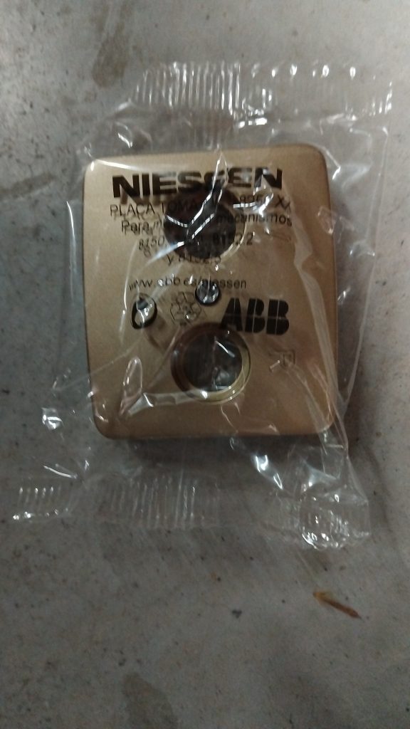 Tapa Niessen toma TV R 8250 CH