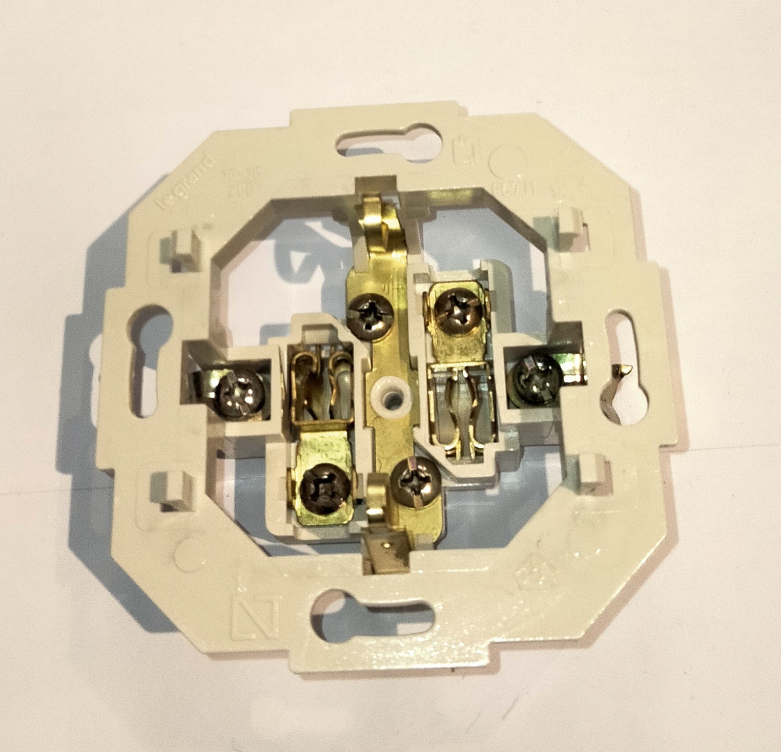 BASE DE ENCHUFE 16/A 250V LEGRAND 71820