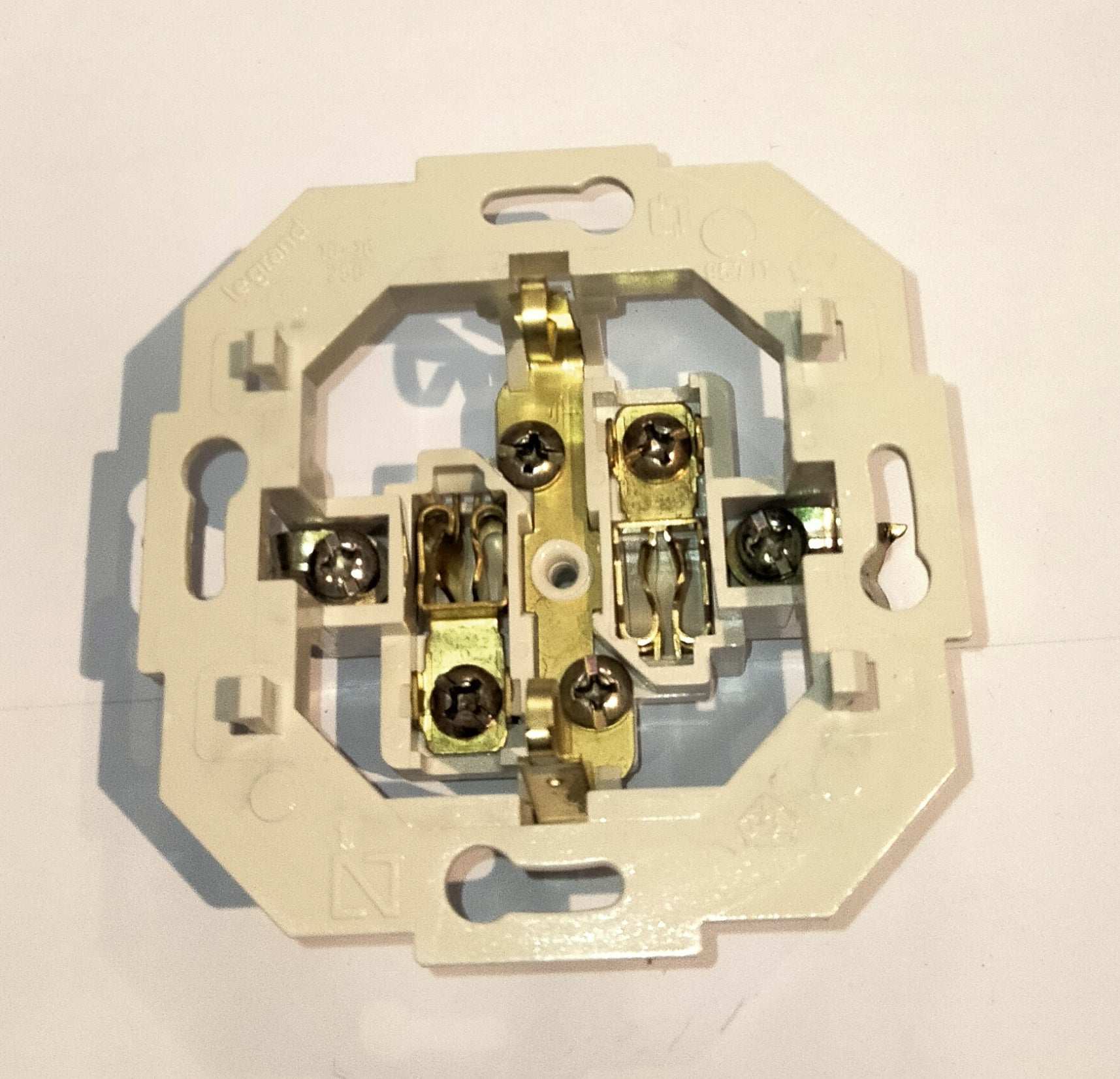 BASE DE ENCHUFE 16/A 250V LEGRAND 71820