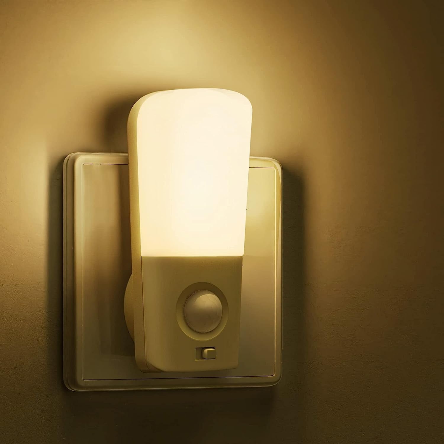 Luz nocturna LED Atmoss enchufada con luz cálida