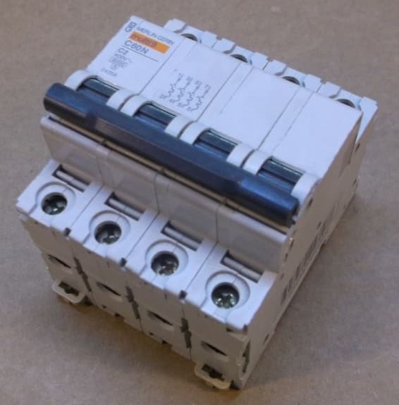 Interruptor automático Schneider C60N de 4 polos, 2 A, curva C, 6 kA