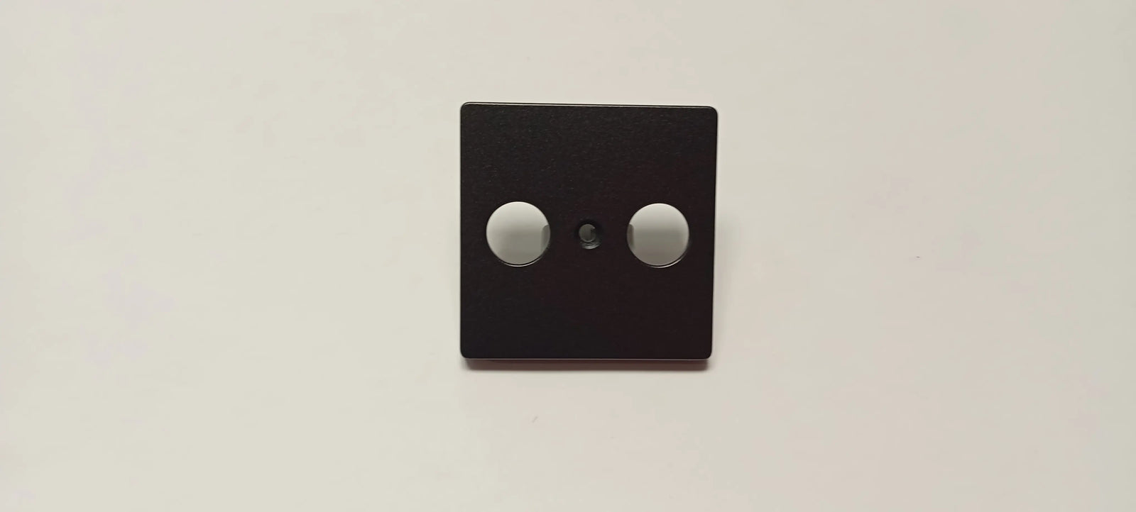 Tapa TV BJC Miro carbono metálico – Ref. 5TG1223