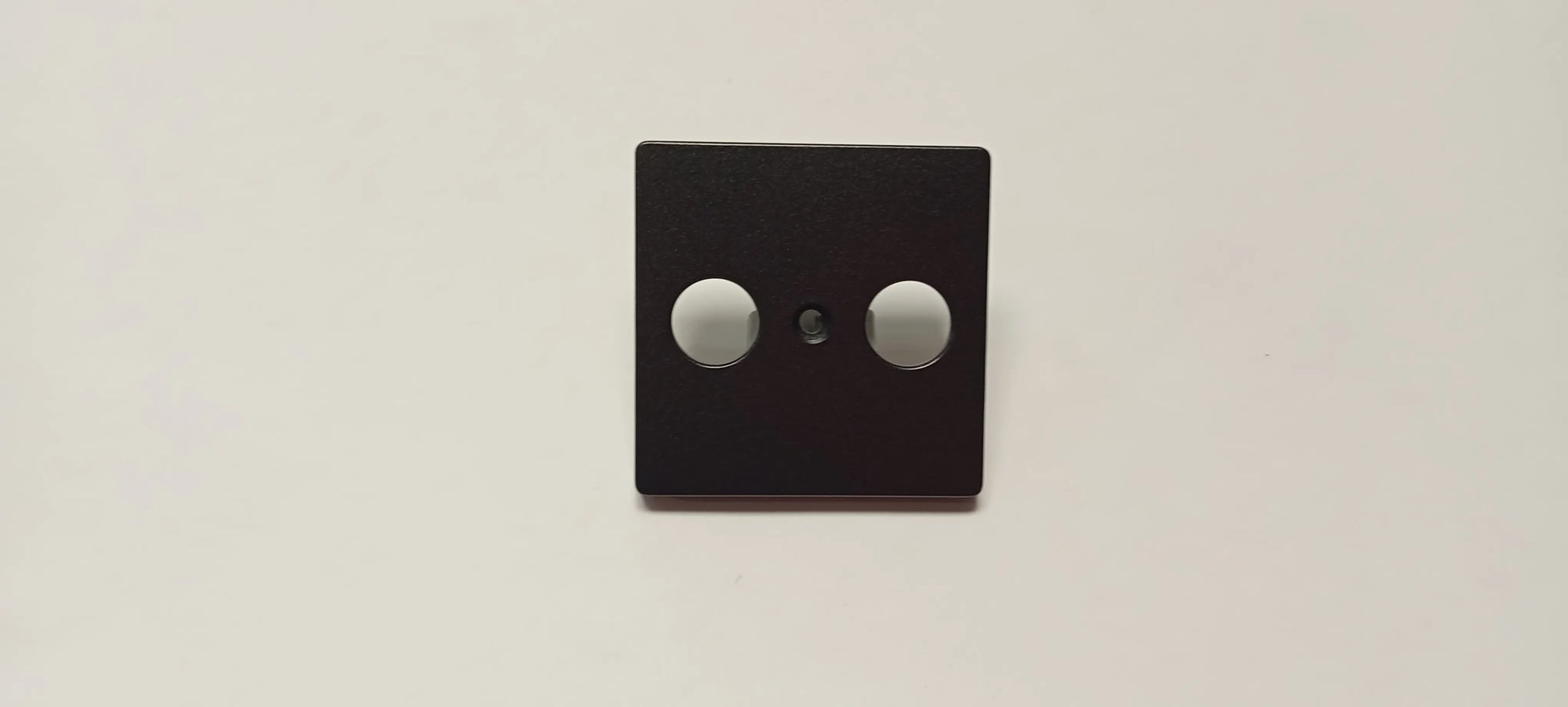 Tapa TV BJC Miro carbono metálico – Ref. 5TG1223