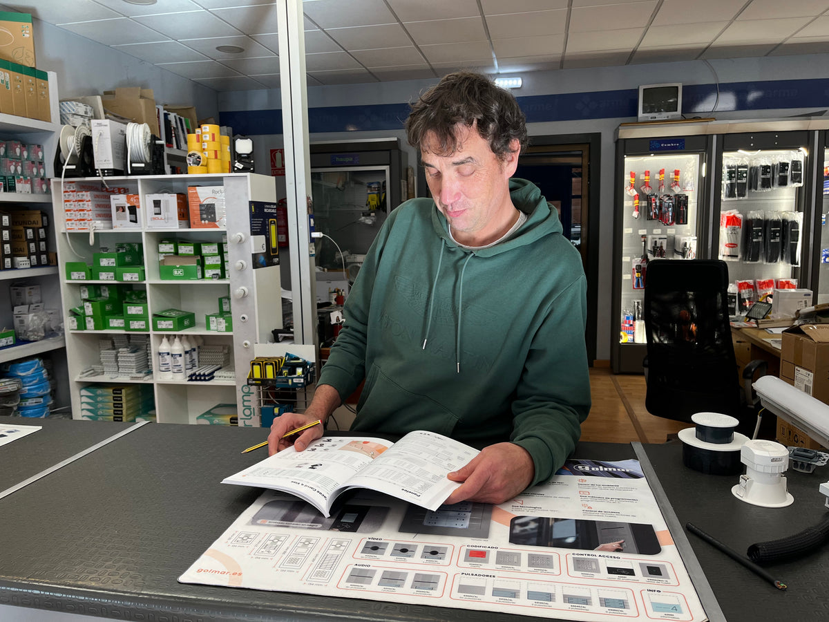Mostrador de la tienda LAR e Hijos en León con catálogos de material eléctrico